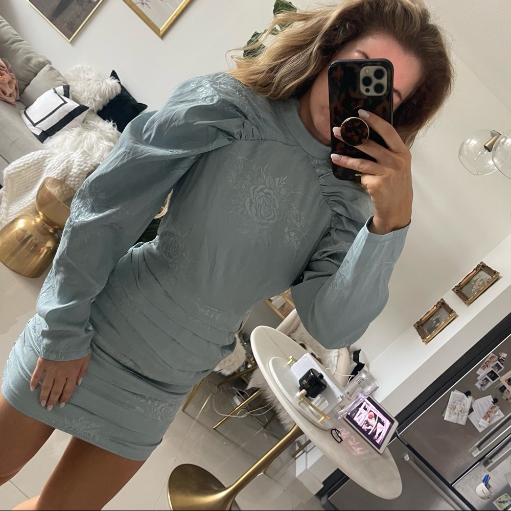 Elegant Blue Long-Sleeve Dress